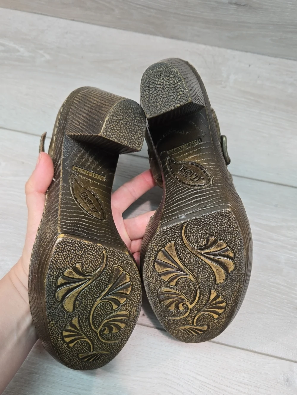 Born Women’s Distressed Leather Olive Green Chunky Heel Sandals Shoes Sz 7